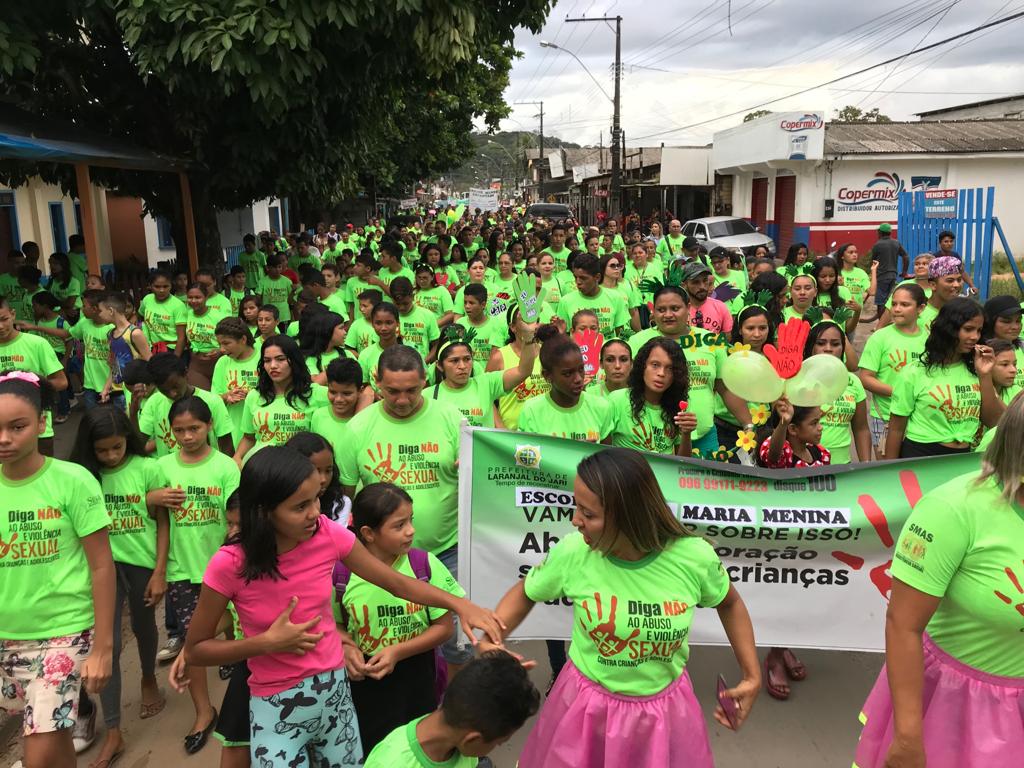 Caminhada marca encerramento da campanha contra a violência sexual de crianças e adolescentes.
